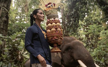 Kolaborasi Apik Menggah Agung dan Maudy Koesnaedi dalam Balutan Kebaya Kutu Baru Tampilkan Keindahan Bali