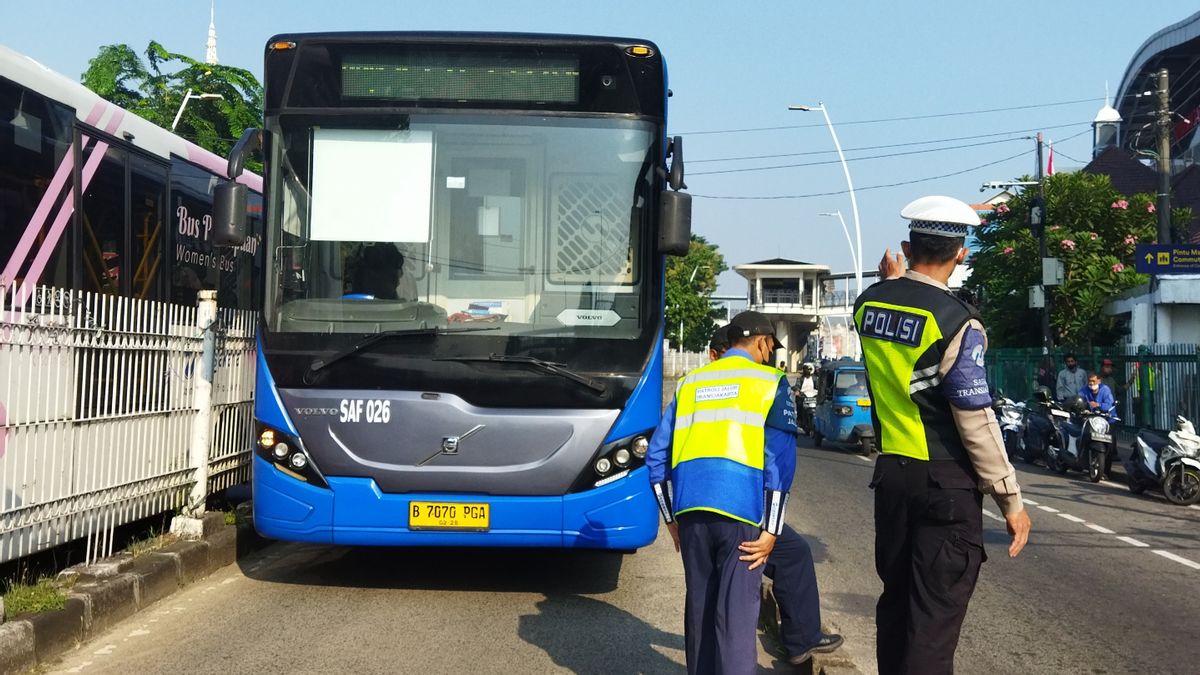 Employees Were Hit By A Transjakarta Bus While Crossing The Road In Front Of Jatinegara Station