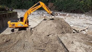 BPBD部署4台重型设备疏浚关节Sungai Desa Tolai以防止洪水
