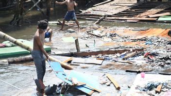 班达拉姆蓬市长为在海浪中房屋倒塌的居民提供住在鲁松