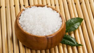 Tetap Menikmatinya, Cara Mudah Mengurangi Garam Tanpa Membuat Makanan Hambar