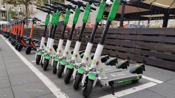 Les Scooters électriques Gagnent En Popularité, Les Émirats Arabes Unis Examinent Les Plans Réglementaires Pour éviter Les Accidents