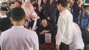 Tangis dan Doa Ibunda Mengantar Puput Novel Menuju Peristirahatan Terakhir