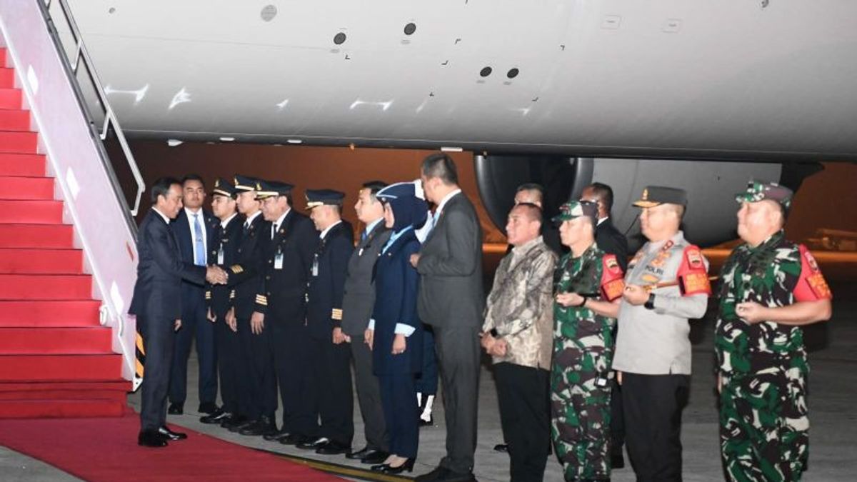 非洲访问结束后,佐科威总统抵达北苏门答腊宾贾伊,以检查基本材料的价格