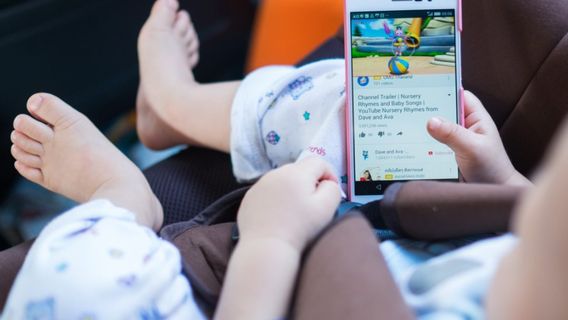 Does Your Baby Like Watching YouTube? As Parents, You Must Do These Things