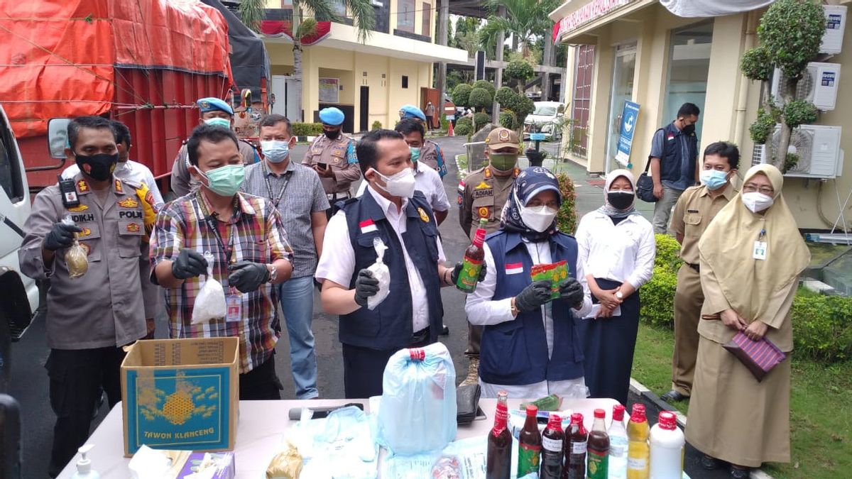 BPOM 突袭班尤旺吉非法草药生产，用卡车运输的证据