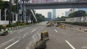 Separator Busway di Jalan Gatot Subroto Dirusak Massa