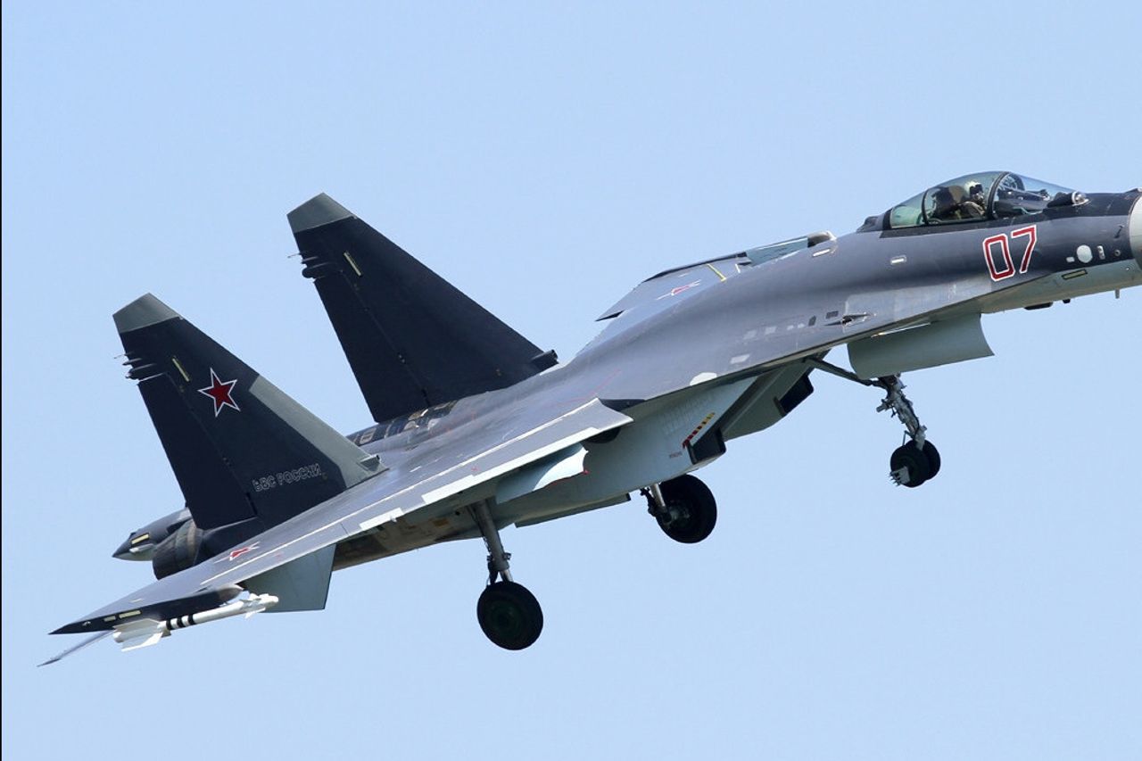 ロシアの軍事演習を覗いて、スホーイSu-35戦闘機によって追放された米国の偵察機
