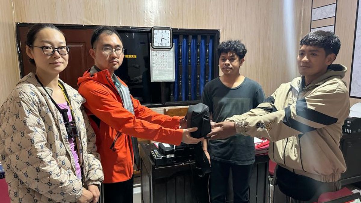 ジェンブラナバリ警察、中国人観光客のバッグを返却