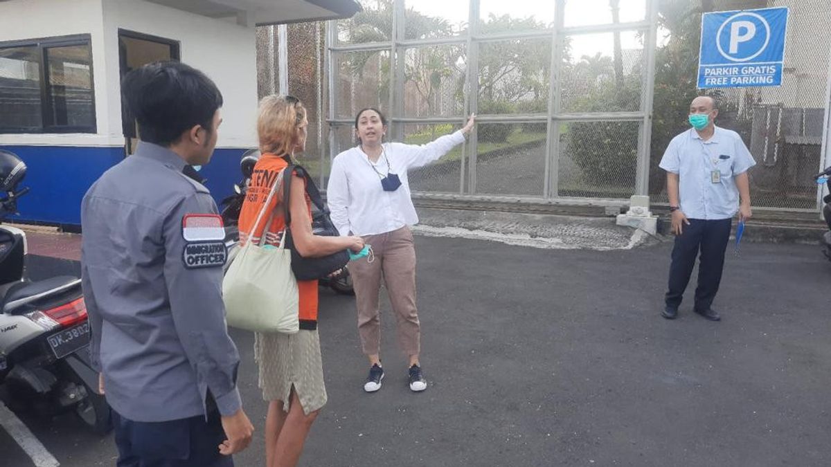 German Caucasian Woman Who Is Homeless In Bali Has Her Residence Permit Expired, But It Is Difficult To Ask For Information