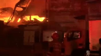 西ジャカルタのカリデレスの工場が火災に遭った