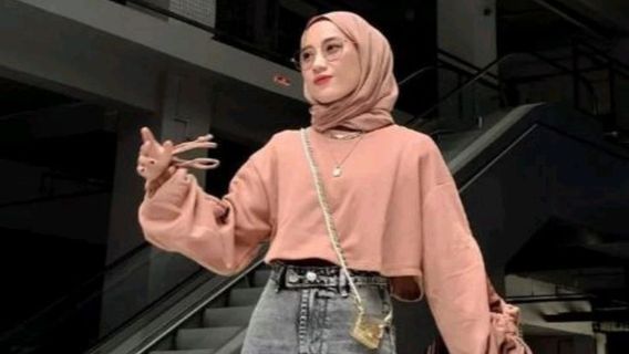 Look Stylish But Stay Polite, These Are 5 Mix And Match Crop Top Hijab Inspirations