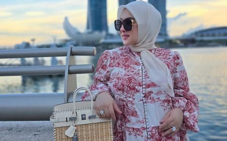 Sering Pakai Flat Shoes, Intip Penampilan Modis Syahrini dengan Baby Bump dalam 7 Potret