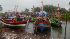 Haunted By Waves As High As 4 Meters, South Banten Fishermen Choose Not To Go To Sea