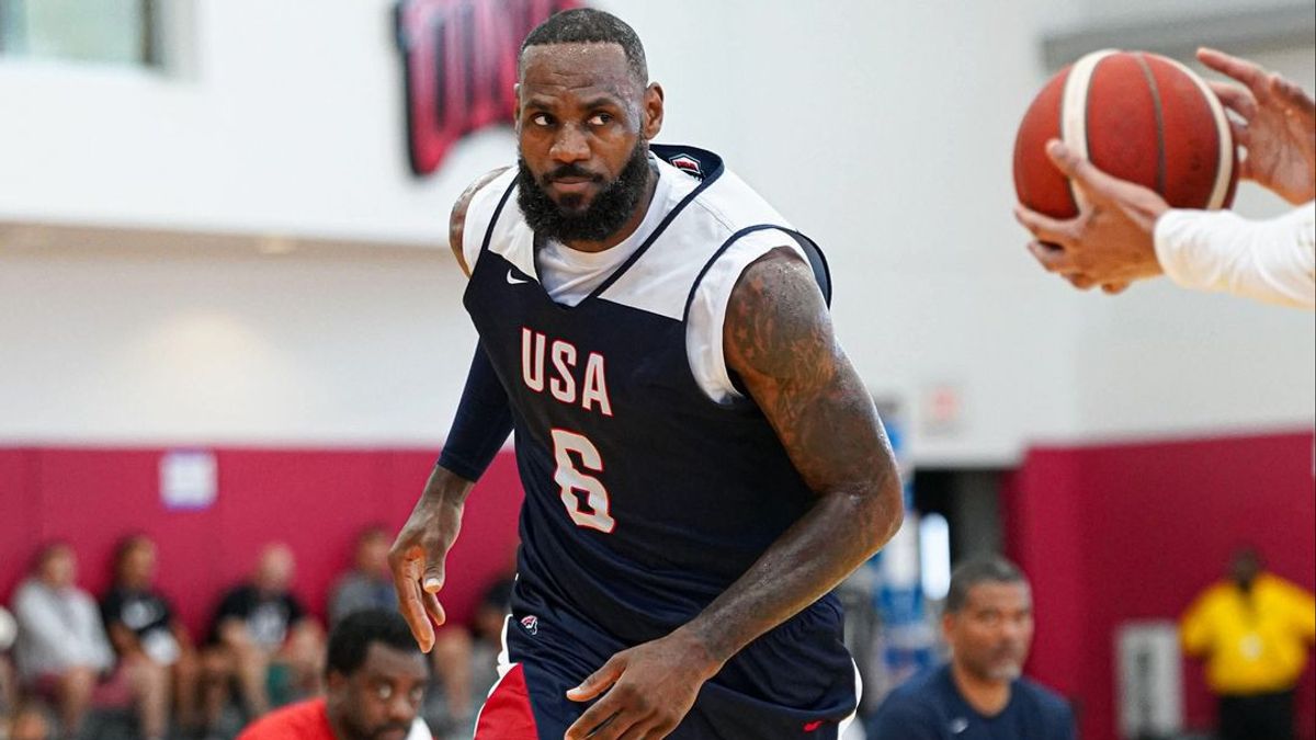 La star de la NBA LeBron James porte le drapeau américain lors de l’ouverture olympique de 2024