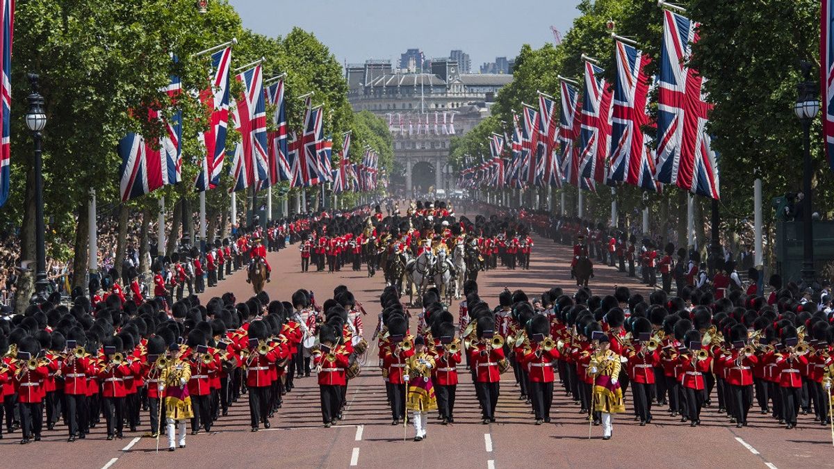 Terobos Pengamanan Parade Militer Platinum Jubilee Ratu Elizabeth II: Dua Orang Ditangkap Polisi Inggris, Salah Satunya Bawa Spanduk