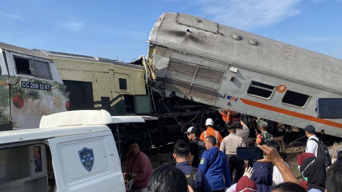 Cicalengka - تم إجلاء 28 شخصا مصابا نتيجة ل "Adu Banteng" تحطم قطار Turangga-KA المحلي إلى مستشفى Cicalengka الإقليمي