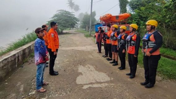 Basarnas Jambi conducts search for boy who drowned in Batanghari River