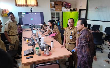 Sekda Bali Sidak Kantor OPD Pastikan Pegawai Gunakan Tumbler