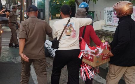 Penjual Aksesoris Bendera Merah Putih di Jatinegara Terjaring Satpol PP