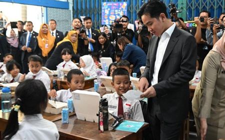 Wapres Gibran Terima Surat dari Murid SDN Jakpus Saat Tinjau Makan Siang Bergizi