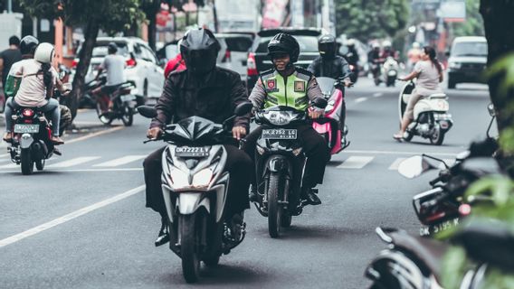 Namanya Juga Polisi, Harus Bisa Kasih Contoh Tertib Berlalu Lintas