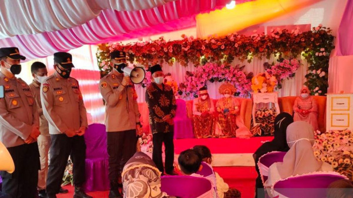 Ignoring The COVID-19 Prokes, The Head Of The South Sulawesi Enrekang Police Rebukes The Wedding Party Organizer