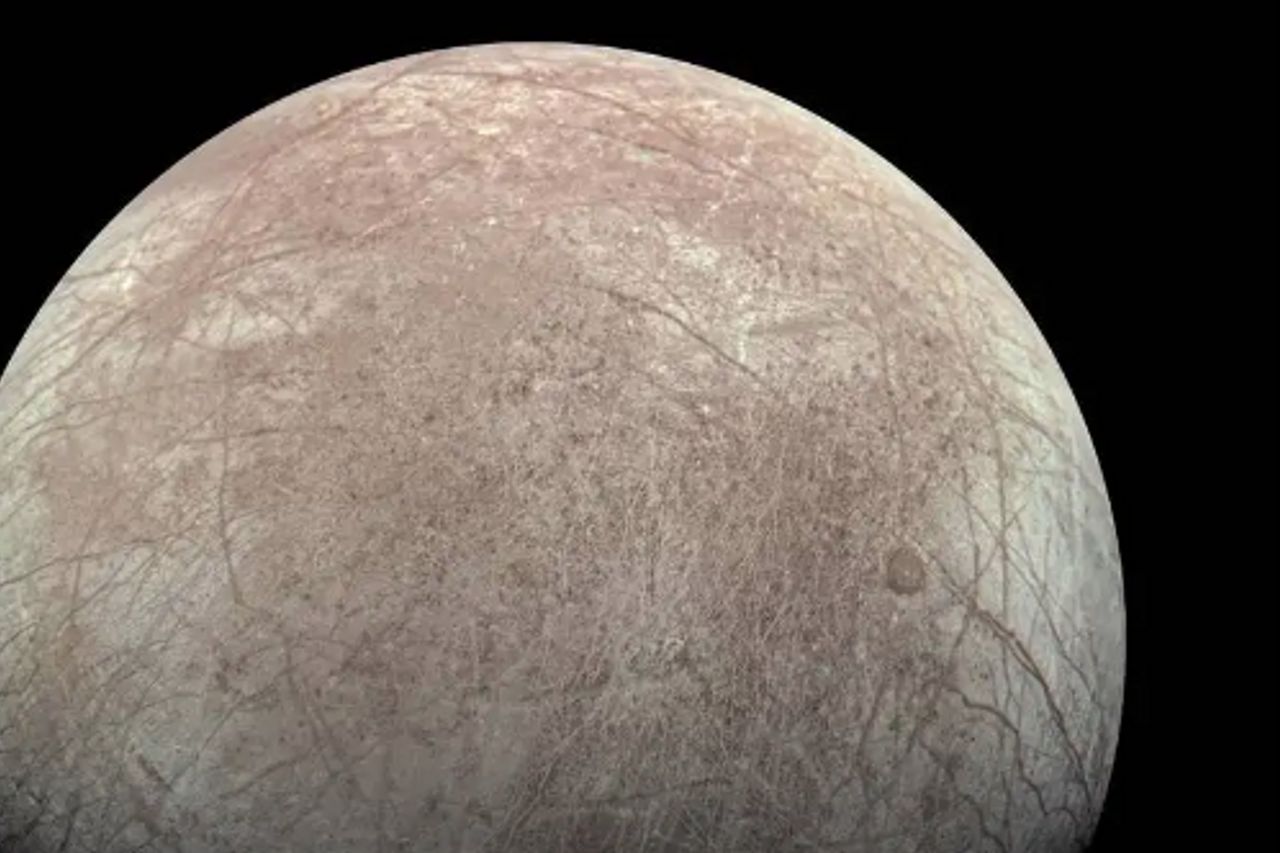 NASAの科学者たちは、炭素とは別に、食塩のせいでヨーロッパには塩水の海があると信じている