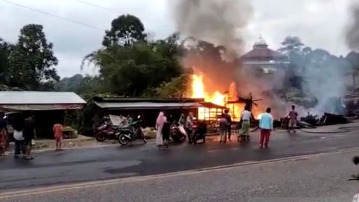 Merangin Jambi的5个售货亭在被燃料运输车撞倒后烧毁，两人烧伤