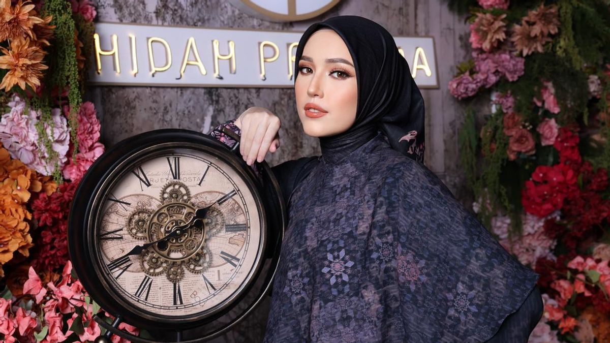 Bring Nuansa Keanggunan Perempuan, Hidah Pratama In The Fashionst Wear Collection
