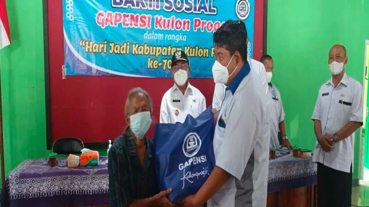 Berita Kulon Progo: Gapensi Kulon Progo Membagikan 300 Paket Sembako Di Samigaluh