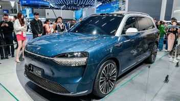 华为和Seres在2023年广州汽车展上展示Aito M9电动汽车展