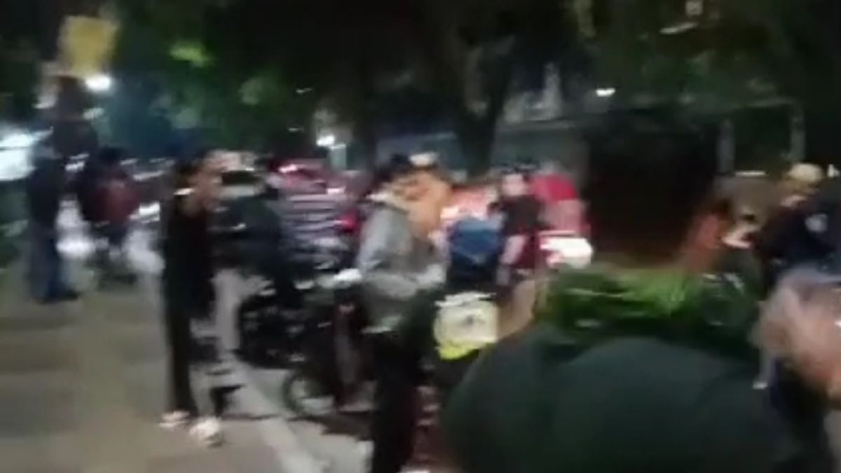 Clashes Of Two Mass Organizations In Tangerang Due To A Motorcycle Collision On The Road, One Person Injured By A Stab In The Head