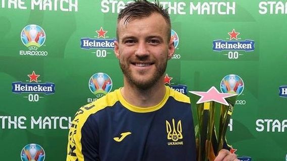 Trending, Andriy Yarmolenko's Turn To Throw A Bottle Of Coca Cola And Heineken While Smiling