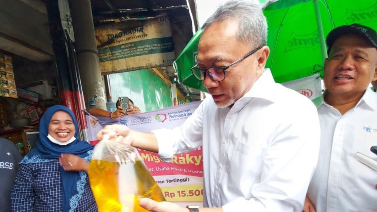 Sepekan Jadi Mendag, Zulkifli Hasan Kembali Sidak Pasar: Harga Minyak Goreng Stabil Rp14 Ribu per Liter
