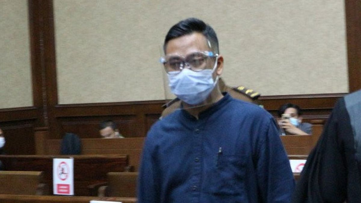 أندي عرفان جايا كاوان بينانغكي المدعي العام يحاكم 2.5 سنة في السجن
