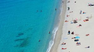 被污染的大肠杆菌,融化到西班牙的民众海滩水域,被认为是危险的