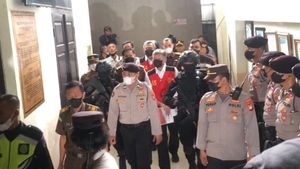 Pakai Rompi Tahanan dan Pegang Secarik Kertas, Brigjen Hendra Kurniawan Siap Jalani Sidang <i>Obstruction Of Justice</i>