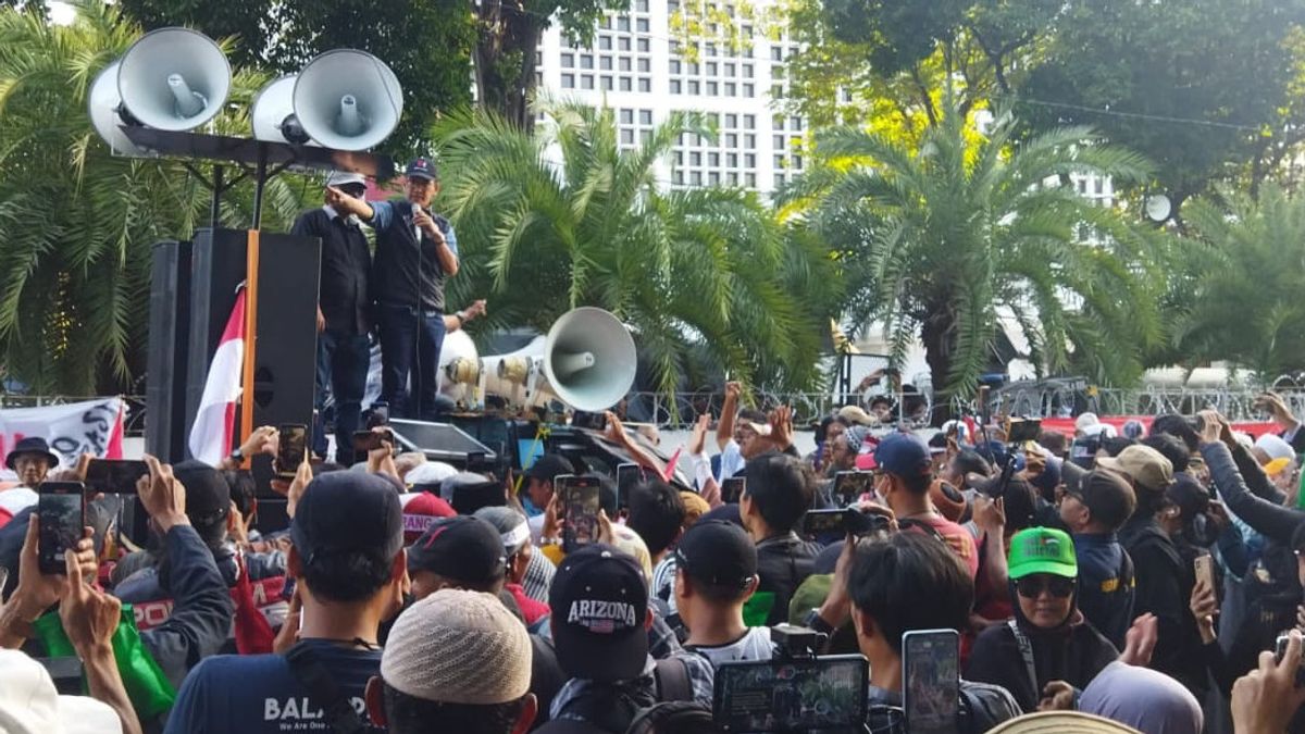 'Do You Want To Be Led By An Unclear Small Child?' Shouted The Elderly In Front Of The Indonesian KPU Office