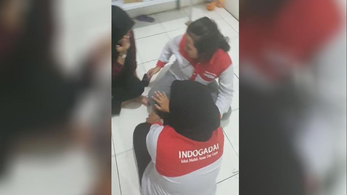 在瘫痪之前，Jagakarsa PawnShop的3名员工被关押在浴室里，Gasak肇事者从保险箱中拿走了3300万印尼盾