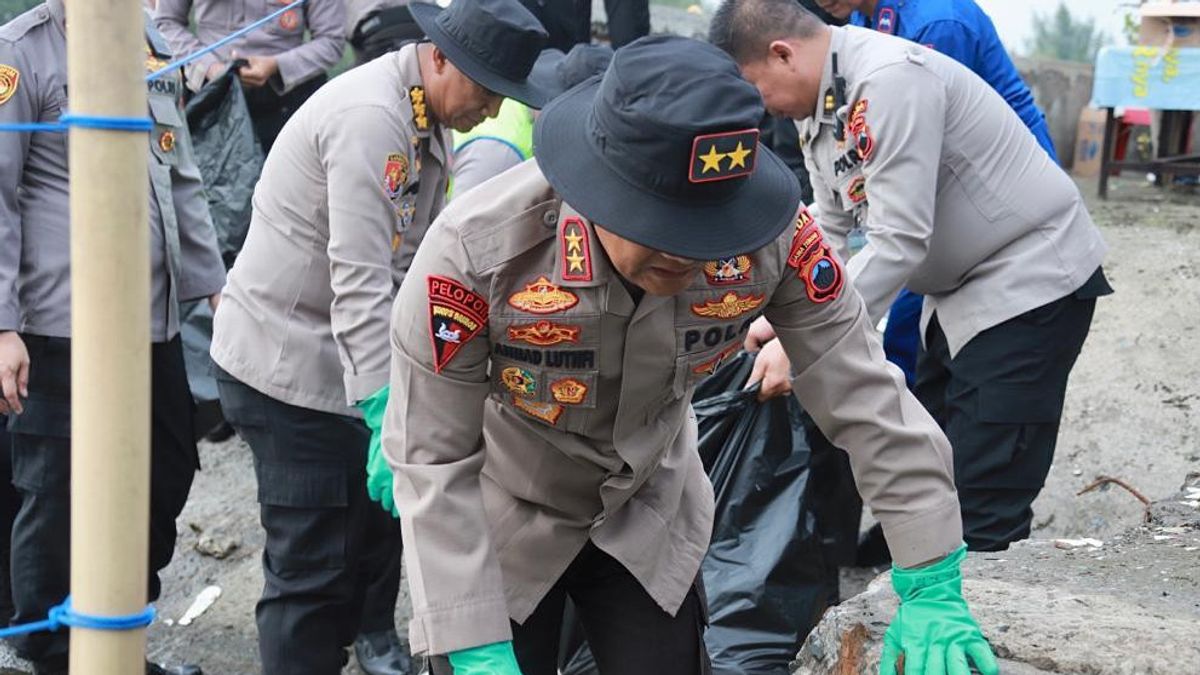 Central Java Police Chief And Dozens Of Members In Uniforms Visit Tirang Beach, Tourists Wonder What's Up