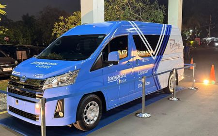 Dukung Mobilitas Penyandang Disabilitas, Toyota Sumbang Satu Unit Toyota HiAce Premio ke Transjakarta