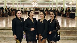   Tampilan Artis Berbusana Jawa dalam Kirab Malam 1 Suro 2025 di Pura Mangkunegaran