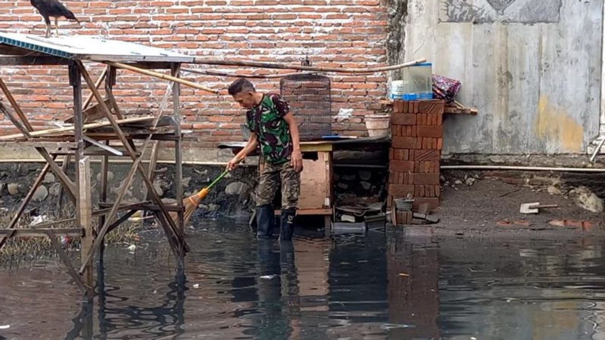 居民抱怨洪水与莫德乔潘贡糖厂的废物混合在一起