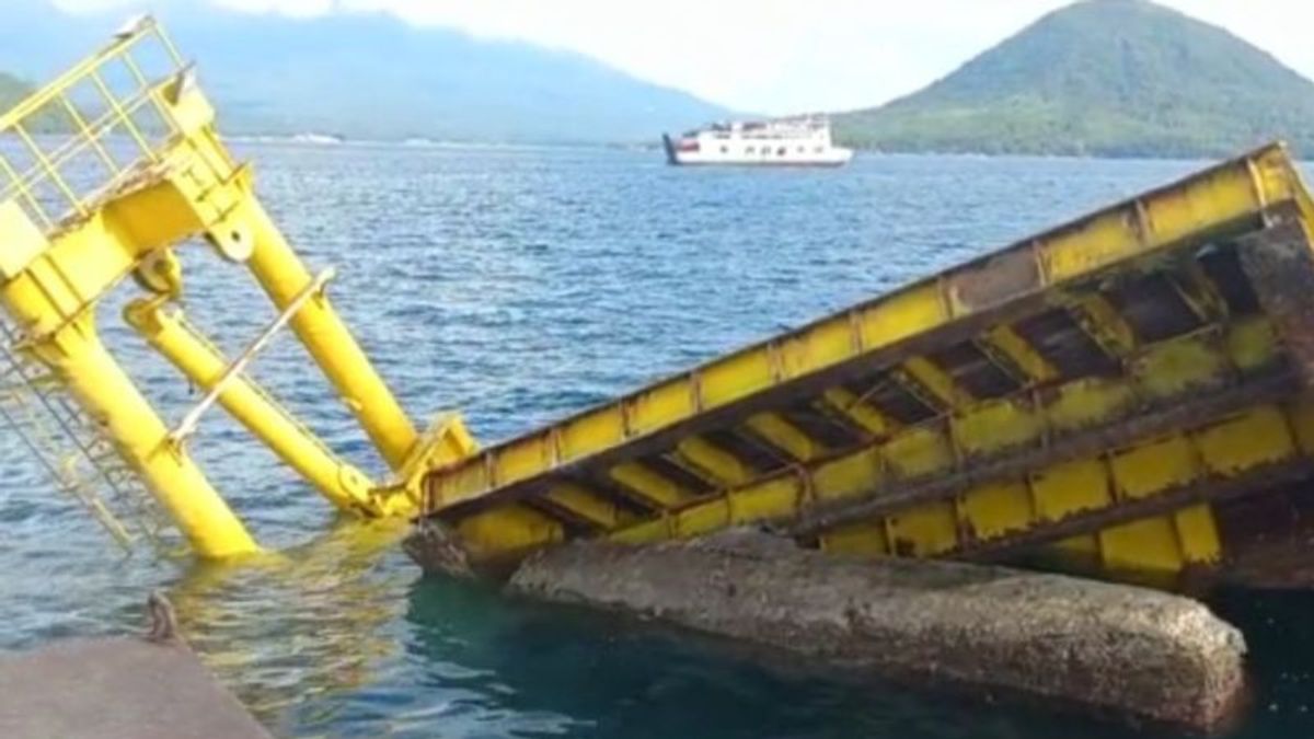 Jembatan Dermaga Pelabuhan Bastiong Ternate Ambruk Dihantam Kapal Feri