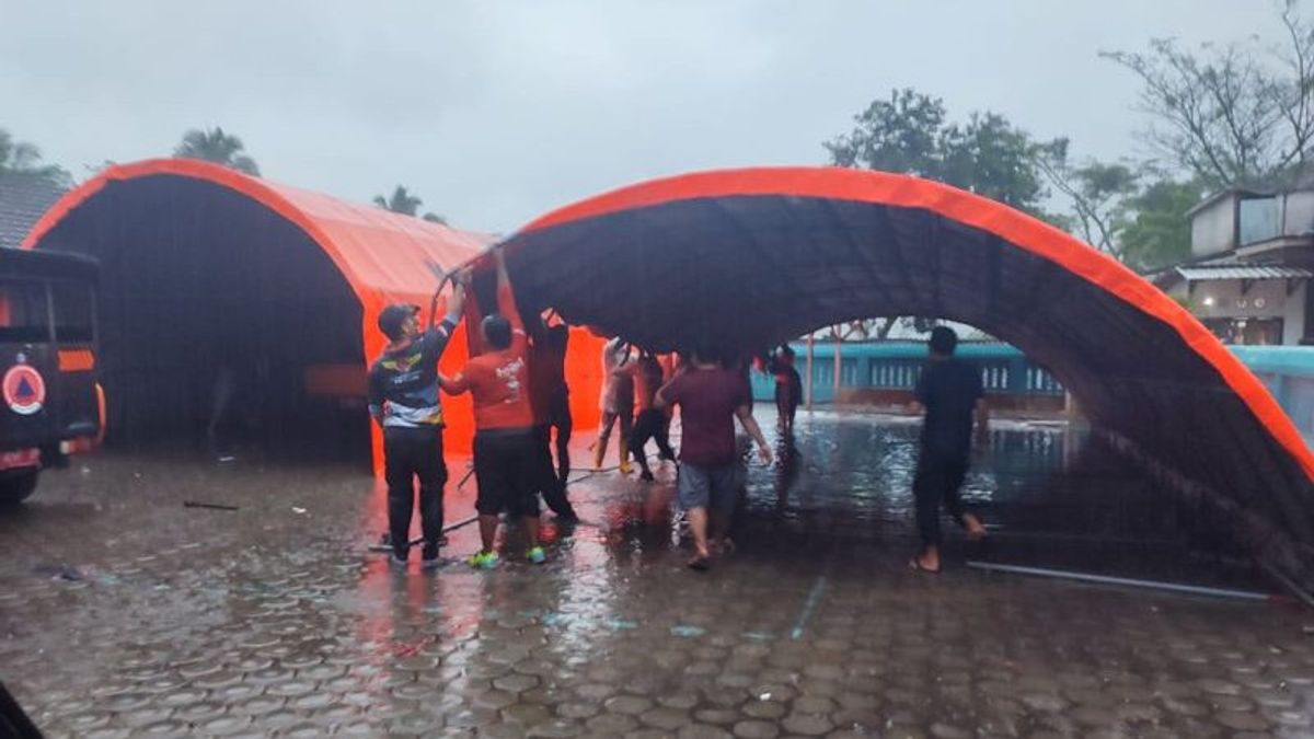 Bruk! School Roof In Jember Ambruk, BPBD Establish An Emergency Tenda To Learn To Teach