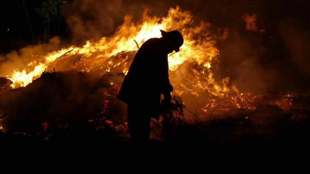 Incendie dans le bâtiment Swalayan à Buru Moluques à la suite d’un court-circuit, la police s’assure qu’il est sous contrôle