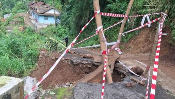 到达Rahtawu Kudus山体滑坡的道路通道