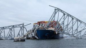 Enam Pekerja Hilang dan Diduga Tewas Akibat Robohnya Jembatan Baltimore Usai Ditabrak Kapal Kargo