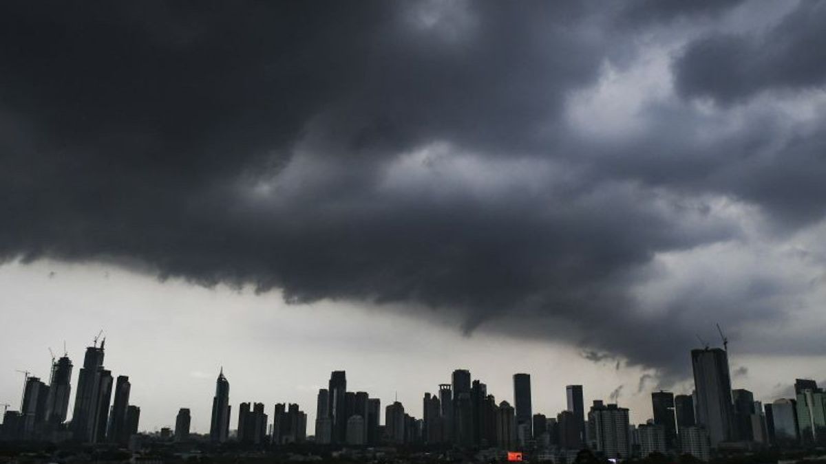 Prakiraan Cuaca BMKG: Hujan Disertai Petir dan Angin Landa Jakarta Timur dan Selatan